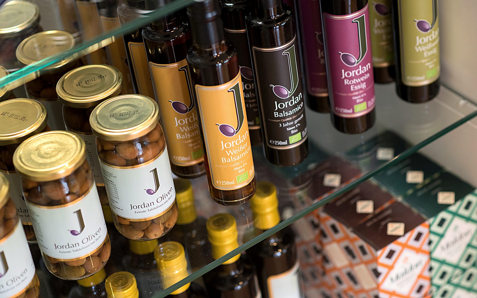 Olivenöl, Balsamico und Oliven von Jordan im Regal des Weinbüdchens
