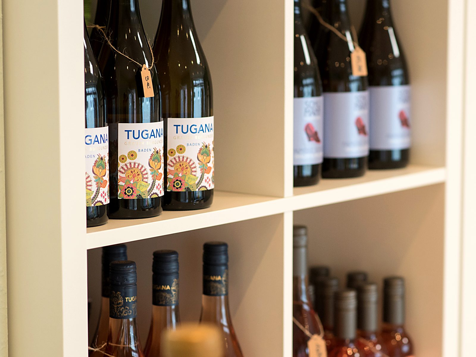 Weinregal mit handverlesenen Flaschen im Billerbecker Weinbüdchen
