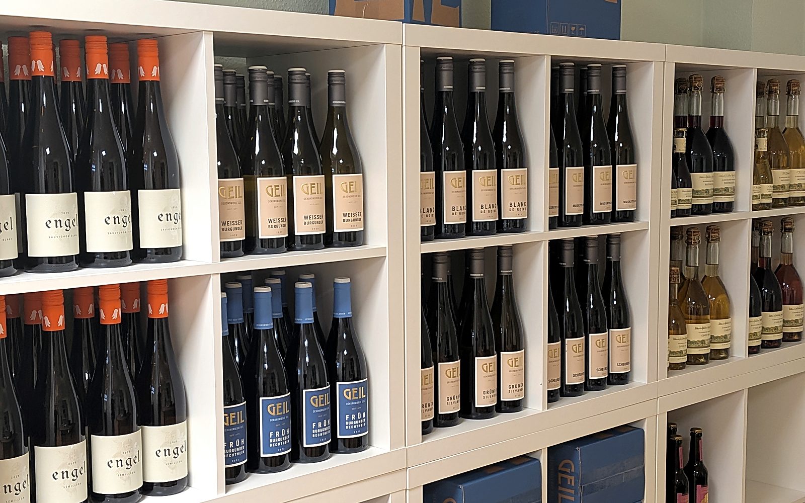 Weinregal im Billerbecker Weinbüdchen