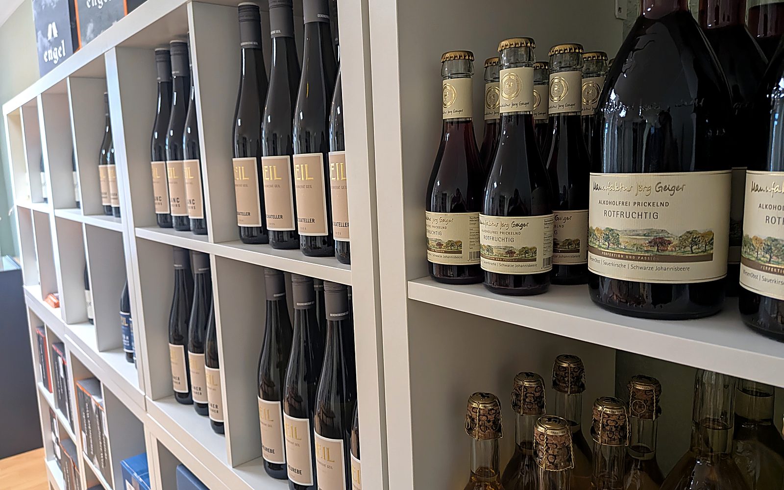 Weinregal im Billerbecker Weinbüdchen